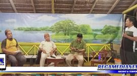 Caption: aktivis Provinsi Gorontalo, Zulkarnain Husain saat memandu diskusi dan sosialisai tentang pentingnya pengelolaan kearsipan, di Caffe Pombango, Kota Gorontalo.