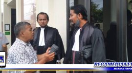 Caption: kuasa hukum Jasman saat diwawancara awak media.