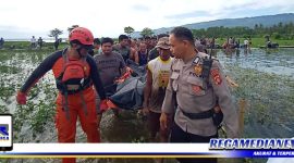 Caption: Tim SAR gabungan saat mengevakuasi jasad korban yang hilang dan ditemukan tewas.