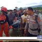 Caption: Tim SAR gabungan saat mengevakuasi jasad korban yang hilang dan ditemukan tewas.