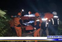 Caption: tim gabungan Basarnas dan tim SAR saat hendak melakukan pencarian bocah hilang di sungai Bolango, Gorontalo.