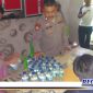 Caption: anggota Polsek Kota Barat, Kota Gorontalo, saat mengamankan sejumlah botol miras oplosan.