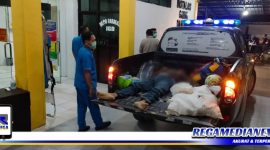 Caption: jenazah korban saat berada di atas mobil patroli Polsek Camplong, didepan ruang UGD RSUD Sampang.
