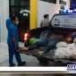 Caption: jenazah korban saat berada di atas mobil patroli Polsek Camplong, didepan ruang UGD RSUD Sampang.