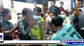 Caption: anggota Polsek Camplong saat mengamankan pemuda Pamekasan yang ditangkap warga Tanjung.