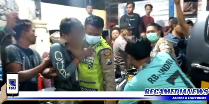Caption: anggota Polsek Camplong saat mengamankan pemuda Pamekasan yang ditangkap warga Tanjung.