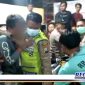 Caption: anggota Polsek Camplong saat mengamankan pemuda Pamekasan yang ditangkap warga Tanjung.