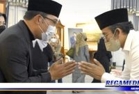 Caption: Bupati Bangkalan (Ra Latif) disambut Gubernur Jawa Barat (Ridwan Kamil).