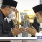 Caption: Bupati Bangkalan (Ra Latif) disambut Gubernur Jawa Barat (Ridwan Kamil).