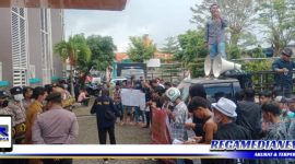 Caption: puluhan pemuda saat aksi unjuk rasa didepan kantor Dinas Pendidikan Bangkalan.