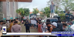 Puluhan Pemuda Minta Kejelasan Tanah SMPN 3 Geger Bangkalan