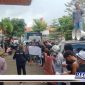 Caption: puluhan pemuda saat aksi unjuk rasa didepan kantor Dinas Pendidikan Bangkalan.