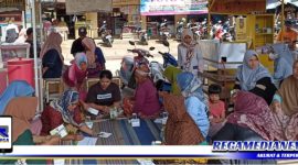 Caption: BPJAMSOSTEK Cabang Madura ketika melaksanakan sosialisasi manfaat program BPJS Ketenagakerjaan di pasar tradisional Socah, Bangkalan.