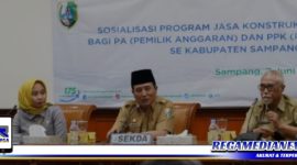Caption: Kepala Kantor BPJS Ketenagakerjaan Cabang Madura (Vinca Meitasari) bersama Sekdakab Sampang (H. Yuliadi Setiyawan), membuka Sosialisasi Program Jasa Konstruksi BPJS Ketenagakerjaan.