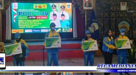 Kepala BPJS Ketenagakerjaan Cabang Madura, Vinca Meitasari menyerahkan kartu kepesertaan secara simbolis kepada  perwakilan atlet kabupaten Bangkalan.