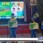 Kepala BPJS Ketenagakerjaan Cabang Madura, Vinca Meitasari menyerahkan kartu kepesertaan secara simbolis kepada  perwakilan atlet kabupaten Bangkalan.