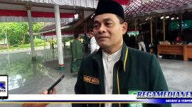 Caption: Ketua DPW Barikade Gus Dur Jatim, (Ahmad Rizal), saat diwawancara awak media.