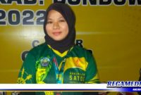 Caption: atlet catur Bangkalan (Ameliasih), peraih medali perak di kategori perorangan putri, Porprov Jatim ke VII.