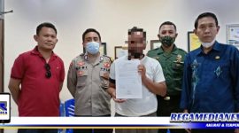 Caption: seorang pengemis inisial (LH) menunjukkan surat pernyataan tidak mengulangi perbuatannya.