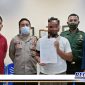 Caption: seorang pengemis inisial (LH) menunjukkan surat pernyataan tidak mengulangi perbuatannya.