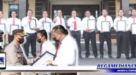 Caption: penyerahan reward, Tim Resmob bersama KBO Reskrim dan Kasat Reskrim Polres Sampang.