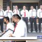 Caption: penyerahan reward, Tim Resmob bersama KBO Reskrim dan Kasat Reskrim Polres Sampang.