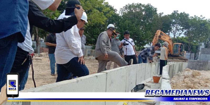 Caption: Komisi III DPRD Sampang saat sidak proyek jalan lingkar wijaya kusuma.