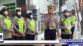 Caption: didampingi Polwan Satlantas, KBO Lantas Polres Sampang saat memberikan imbauan kepada pengendara.