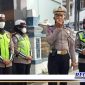 Caption: didampingi Polwan Satlantas, KBO Lantas Polres Sampang saat memberikan imbauan kepada pengendara.