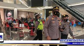 Caption: Kanit Reskrim Polsek Mulyorejo pantau langsung vaksinisasi di Mall Galaxy Surabaya.