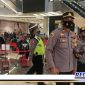 Caption: Kanit Reskrim Polsek Mulyorejo pantau langsung vaksinisasi di Mall Galaxy Surabaya.
