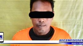 Caption: tersangka inisial (RHI) saat diamankan di Mapolsek Genteng Surabaya.