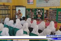 Caption: Kapolsek Asemrowo (Kompol Hari Kurniawan) saat sosialisasi ke SMPN 42 Surabaya.