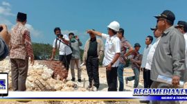 Caption: anggota Komisi III DPRD Sampang saat sidak proyek jalan lingkar wijaya kusuma.