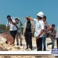 Caption: anggota Komisi III DPRD Sampang saat sidak proyek jalan lingkar wijaya kusuma.