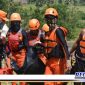 Caption: Tim SAR gabungan saat mengevakuasi jasad korban tenggelam di bendungan Olimohulo, Gorontalo.