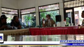 Caption: Forum Kajian Rakyat (FKR) saat mendatangi kantor Kecamatan Sukolilo, Surabaya.