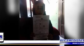 Caption: orang tua korban pencabulan di Ploso tunjukkan surat tanda terima laporan polisi.