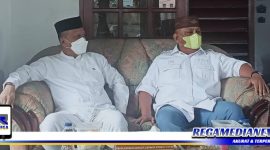 Caption: mantan Gubernur Gorontalo (H. Ruslie Habibie) bersama mantan Ketua DPRD Kota Gorontalo (Fedriyanto Koniyo), saat menghadiri acara takziah hari ke 5 meninggalnya almarhum Om Riu.