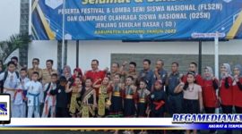 Caption: Kepala Disdik Sampang ditengah-tengah peserta festival lomba seni siswa nasional jenjang SD.