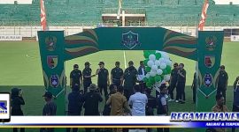 Caption: Laga pembukaan Piala KASAD Liga Santri PSSI 2022, di Stadion Gelora Bangkalan.
