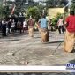 Caption: suasana kemeriahan perlombaan balap karung di halaman Mapolsek Benowo.