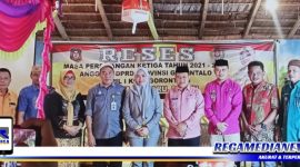 Caption: pose bersama usai reses live Meyke Camaru.