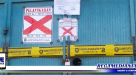 Caption: tampak gerbang rumah pegawai PT Pelni Surabaya terpasang stiker segel Satpol PP.
