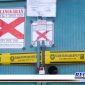Caption: tampak gerbang rumah pegawai PT Pelni Surabaya terpasang stiker segel Satpol PP.