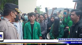 Caption: Kepala SPKT Polda Gorontalo (AKBP Sahru) saat menemui para mahasiswa yang melakukan unjuk rasa.