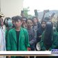 Caption: Kepala SPKT Polda Gorontalo (AKBP Sahru) saat menemui para mahasiswa yang melakukan unjuk rasa.