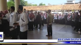Caption: puluhan guru honorer saat berkumpul didepan ruang lobby kantor DPRD Sampang.