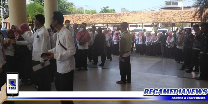 Caption: puluhan guru honorer saat berkumpul didepan ruang lobby kantor DPRD Sampang.