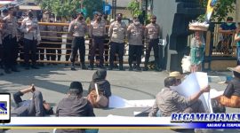 Caption: sejumlah aktivis saat melakukan aksi demo didepan Mako Polres Sampang.